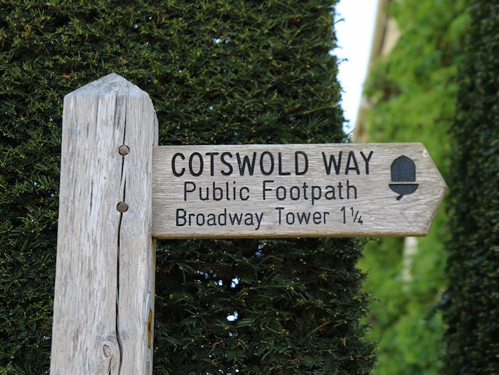 Trail signpost on Cotswold Way near Broadway Tower