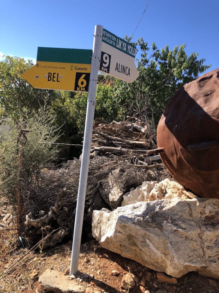 Signpost beside sculpture in Gey at trailhead